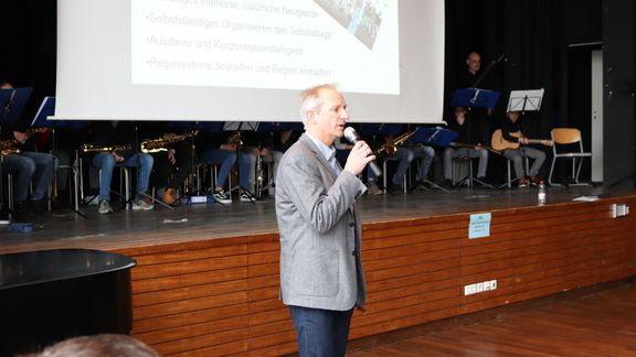 Schulleiter Theo Hockmann informiert über die Schule.