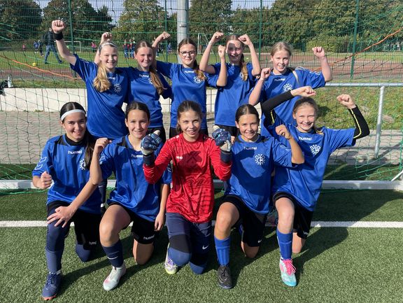 Fußball 2025: Mädchen erreichen 1. und 2. Platz beim Altkreisentscheid