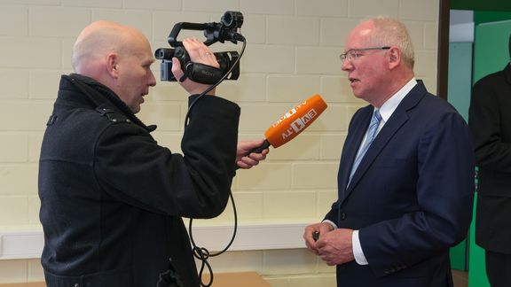 Schulleiter Norbert Lamkemeyer im Gespräch mit der Presse
