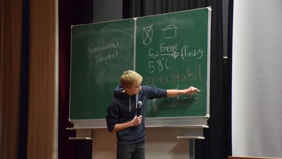 Hannes Hackling hält Ergebnisse an der Tafel fest.