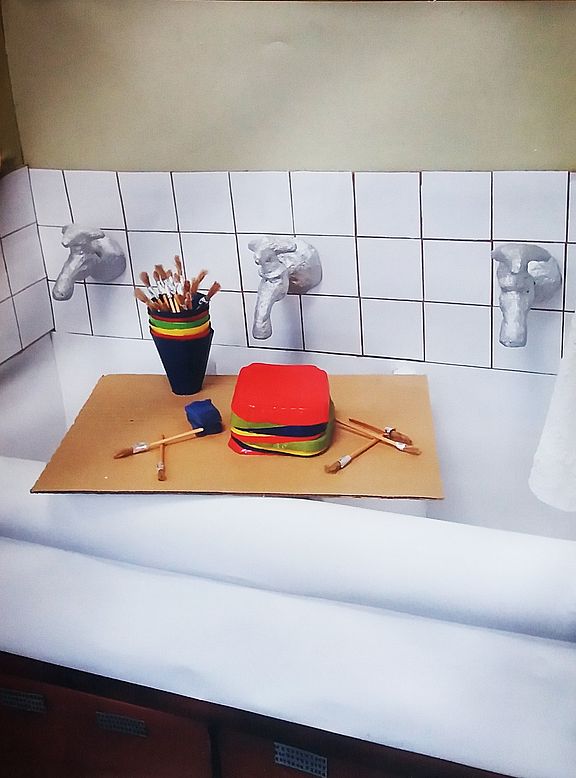 10: Waschbecken im Kunstraum (Fotografische Inszenierung eines selbst gestalteten Modells nach realem Vorbild), Jg. 12