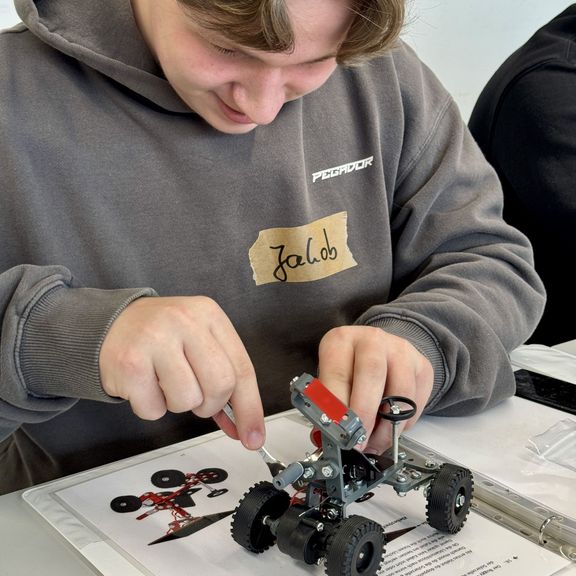 Schrauben, sägen, entgraten, löten: Das EWE-Mobil zu Gast an unserer Schule