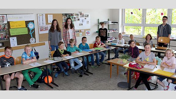 Neuntklässler und Grundschüler lernen gemeinsam 