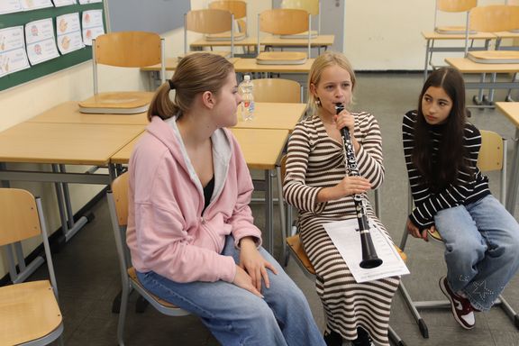 Fünftklässler probieren 2026 Instrumente für Musikpraxis aus Fünftklässler probieren 2026 Instrumente für Musikpraxis aus