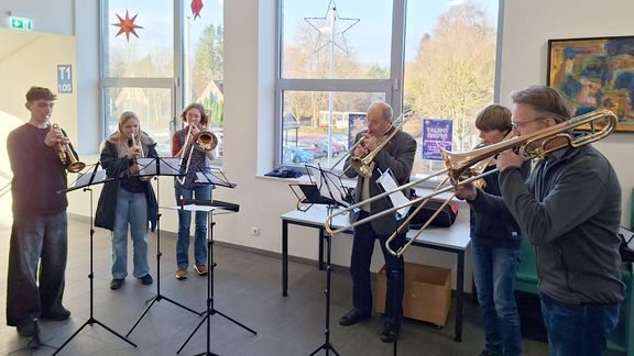 Adventsklänge in der Schule – Blechbläser sorgen für besondere Pausenmomente