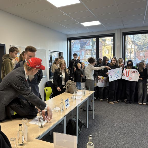 Planspiel „MarMUN“ 2025 zu den Vereinten Nationen im Jahrgang 13 Planspiel „MarMUN“ 2025 zu den Vereinten Nationen im Jahrgang 13