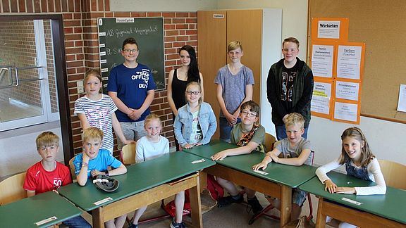 Neuntklässler und Grundschüler lernen gemeinsam 