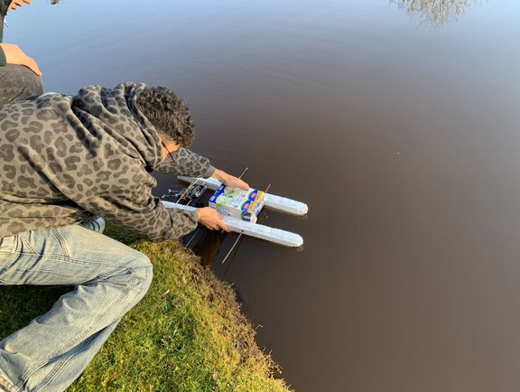 Seminarfach „Schiffbau“ testet selbstgebaute Schiffe „auf kleiner Fahrt“ Seminarfach „Schiffbau“ testet selbstgebaute Schiffe „auf kleiner Fahrt“