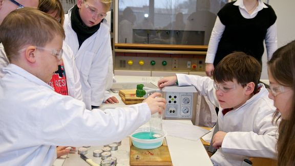 Schülerinnen und Schüler experimentieren.