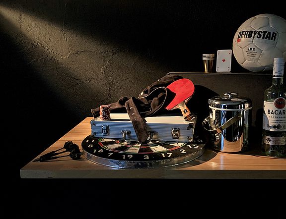 12: Partyraum (Fotografische Inszenierung eines Stilllebens), Jg. 12