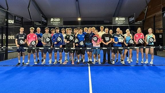 Sportleistungskurse des Jahrgangs 12 entdecken die Trendsportart Padel