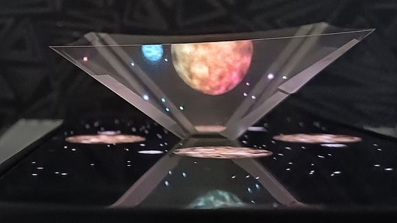 Physikkurs aus Jahrgang 12 baut eigene Hologrammprojektoren