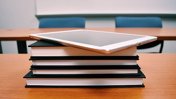 Bücher und moderne Medien im Klassenraum