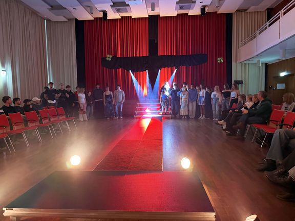 Seminarfach „Modedesign“ präsentiert Modenschau in der Aula Seminarfach „Modedesign“ präsentiert Modenschau in der Aula