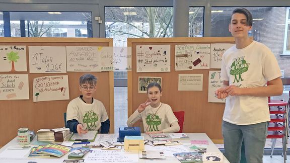 Schnuppertag 2024: AG verkauft Schokolade für Baumpflanzaktion