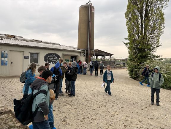 Klasse 5a und 5c zu Besuch auf dem Engelnhof in Papenburg