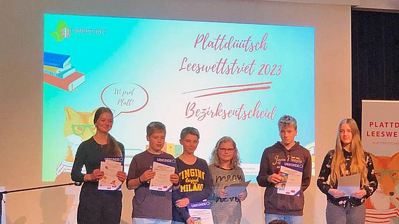 Elia Schütte wird Bezirkssieger beim Plattdeutschen Lesewettbewerb 2023 
