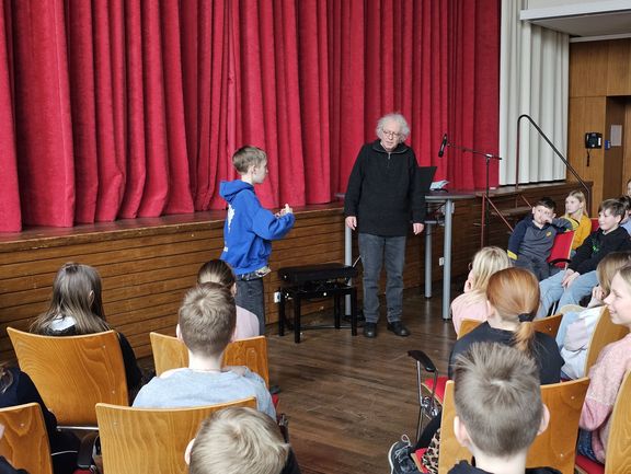 Über 30 Jahre Erfahrung – Märchenerzähler Eberhard Vogelwaid 2026 zu Besuch