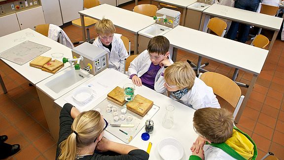 „Tag der Chemie“: Grundschüler im Chemieraum