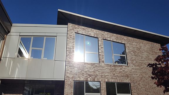 Neubau mit Verwaltung und Mensa