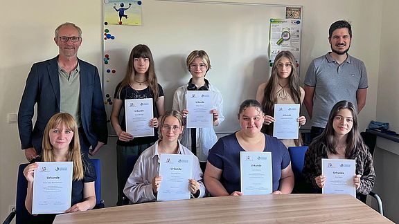Schülerinnen leiten Lese-AG in der Grundschule 