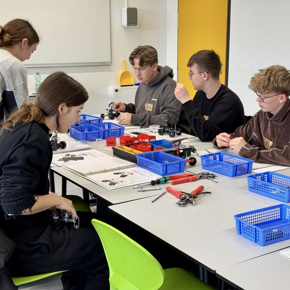 Schrauben, sägen, entgraten, löten: Das EWE-Mobil zu Gast an unserer Schule