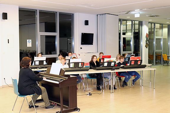 Musikpraxis-Klassen zeigen Können beim Abschlussvorspiel 2022/23