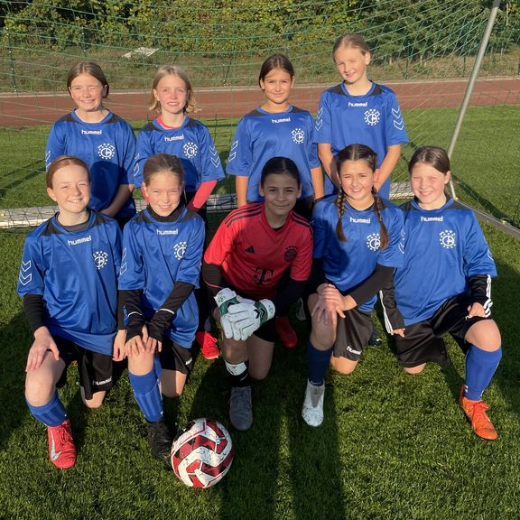 Fußball 2025: Mädchen erreichen 1. und 2. Platz beim Altkreisentscheid