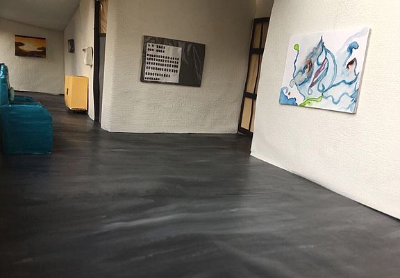 9: Flur vor dem Lehrerzimmer (Fotografische Inszenierung eines selbst gestalteten Modells nach realem Vorbild), Jg. 12
