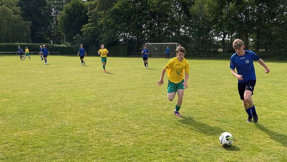 Steiniger Weg im Bezirksfinale 2023 im Fußball – Freistoß ins Glück?