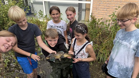 Teich-Aktion der Schulgarten-AG 2026 – Etwa 20 Fische umgesiedelt