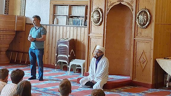 Sechstklässler besuchen die Fatih Moschee Papenburg 