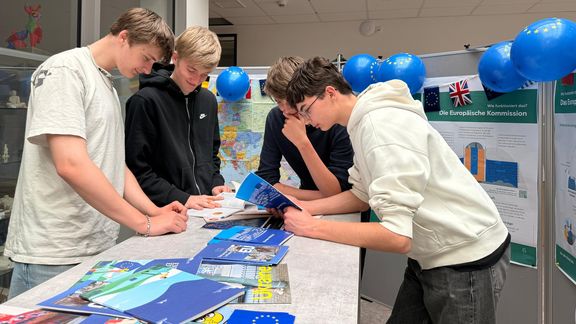 Wanderausstellung „EU on Tour – EU auf einen Blick“ am Gymnasium Papenburg Wanderausstellung „EU on Tour – EU auf einen Blick“ am Gymnasium Papenburg