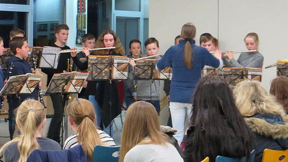 Die jungen Musiker der Bläserklasse