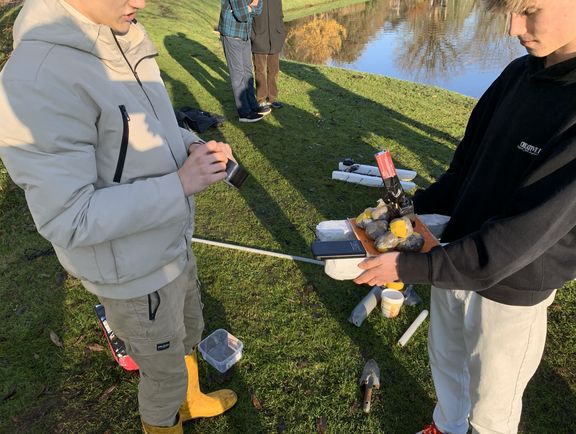 Seminarfach „Schiffbau“ testet selbstgebaute Schiffe „auf kleiner Fahrt“ Seminarfach „Schiffbau“ testet selbstgebaute Schiffe „auf kleiner Fahrt“