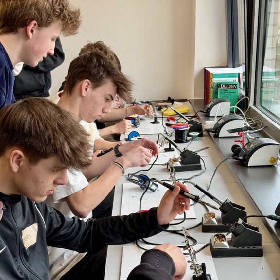 Schrauben, sägen, entgraten, löten: Das EWE-Mobil zu Gast an unserer Schule