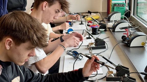 Schrauben, sägen, entgraten, löten: Das EWE-Mobil zu Gast an unserer Schule