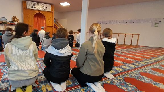 Sechstklässler zu Besuch in der Fatih Moschee Papenburg