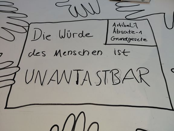 100 % Menschenwürde: Klasse 11c beteiligt sich an Wettbewerb gegen Rassismus 100 % Menschenwürde: Klasse 11c beteiligt sich an Wettbewerb gegen Rassismus