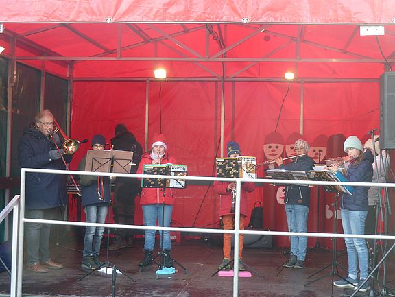 2022-12-10-Blaeserklasse-Weihnachtsmarkt-004.jpg 