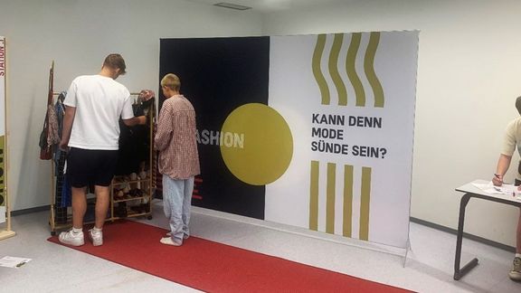 Erlebnisausstellung „Fast Fashion“ im Jahrgang 9
