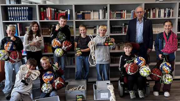 Schulelternrat spendet Spielgeräte für Pausengestaltung