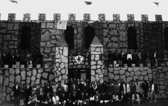 Die Abiturienten des 93er-Jahrgangs vor ihrer „Abi-Castle“