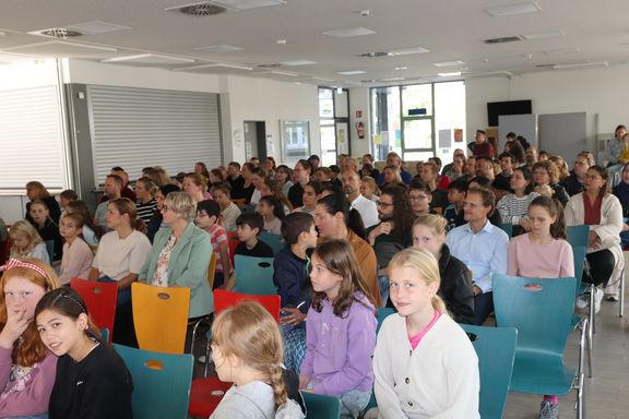 Fünftklässler probieren 2026 Instrumente für Musikpraxis aus Fünftklässler probieren 2026 Instrumente für Musikpraxis aus