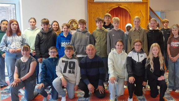 Sechstklässler zu Besuch in der Fatih Moschee Papenburg