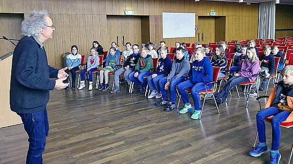 Besuch des Märchenerzählers Eberhard Vogelwaid 