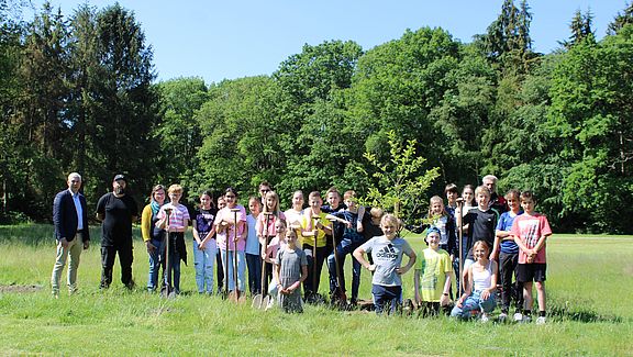 Begeisterte Schülerinnen und Schüler auf dem Golfplatz 
