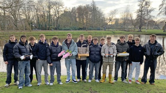 Seminarfach „Schiffbau“ testet selbstgebaute Schiffe „auf kleiner Fahrt“