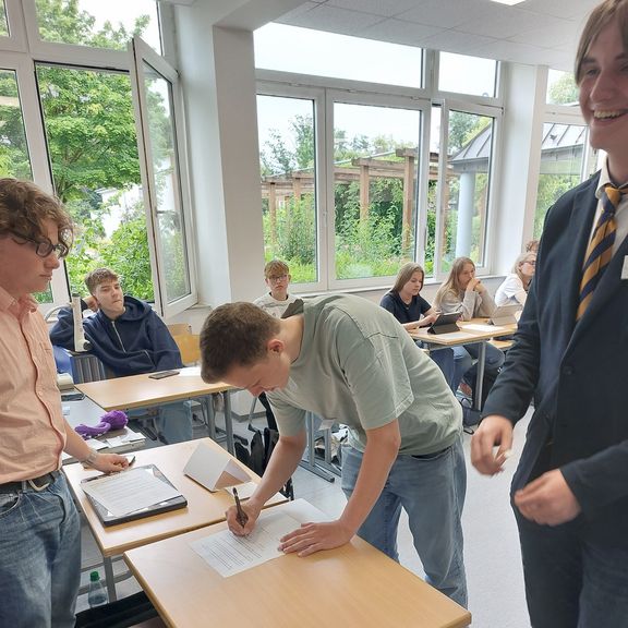Erfolgreiche Rezertifizierung 2025: Unsere Schule bleibt „Humanitäre Schule“