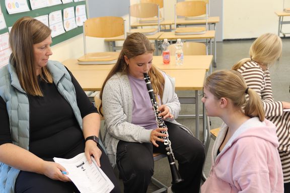 Fünftklässler probieren 2026 Instrumente für Musikpraxis aus Fünftklässler probieren 2026 Instrumente für Musikpraxis aus